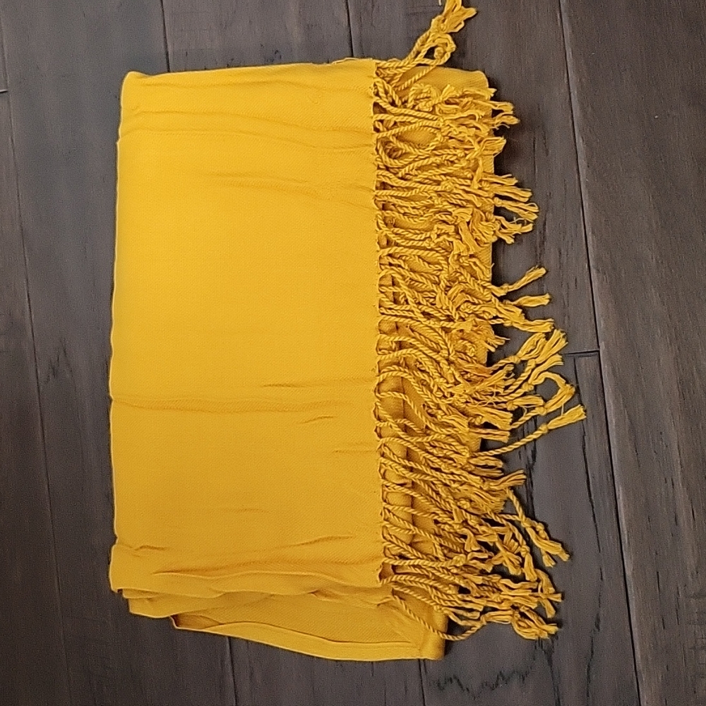 Yellow/gold pashmina like scarf